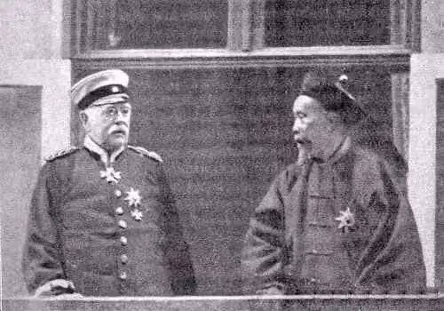 俾斯麦与李鸿章的合影,难得一见!