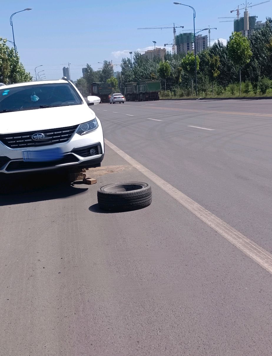 路上救援修车,真不容易