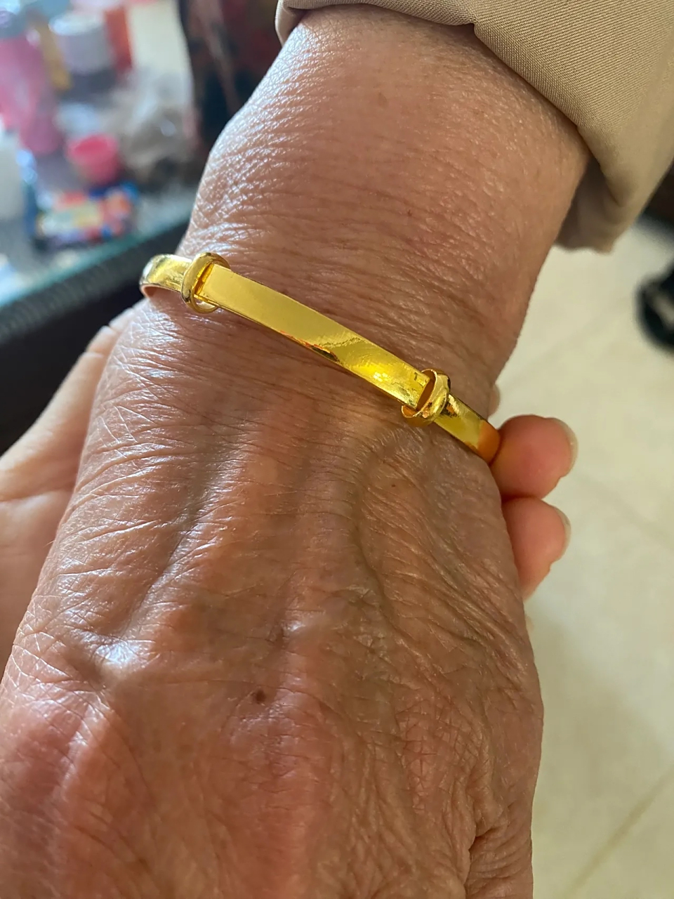 小姑子这次来给婆婆买了个金镯子 老凤祥540一克,镯子40克,工费1100.