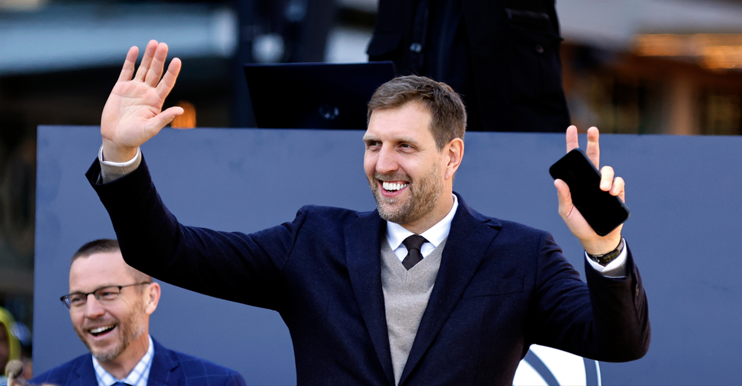 独行侠传奇球星德克-诺维茨基接受了达拉斯早间新闻的采访.