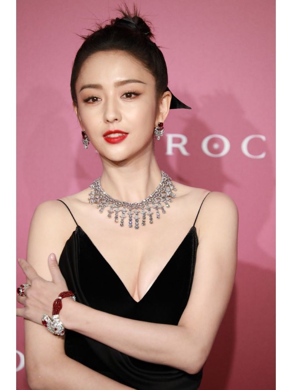 新疆第一美女佟丽娅低胸装.