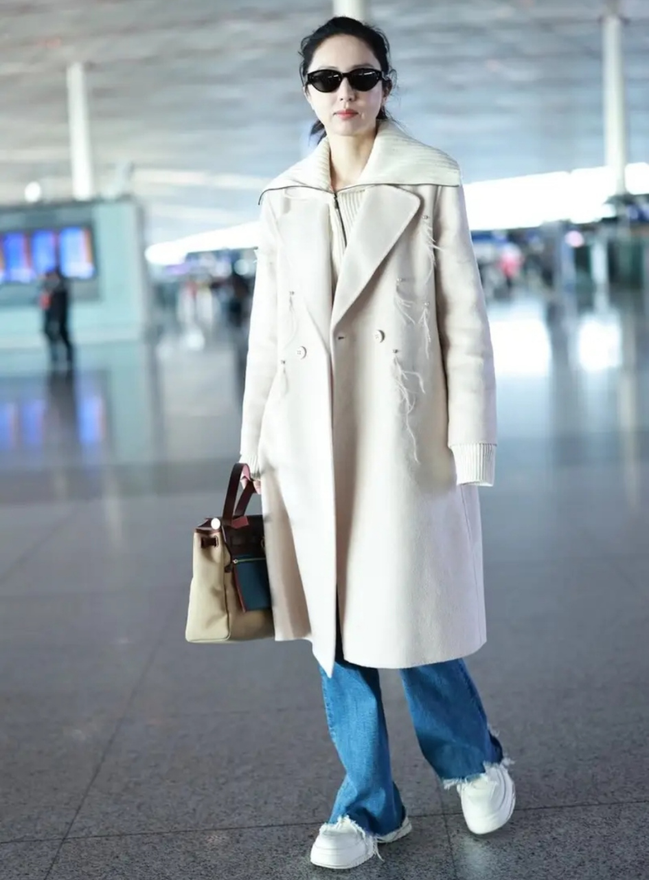 董璇米色大衣穿搭 董璇这次机场街拍穿了一件米色大衣 搭配一条蓝色