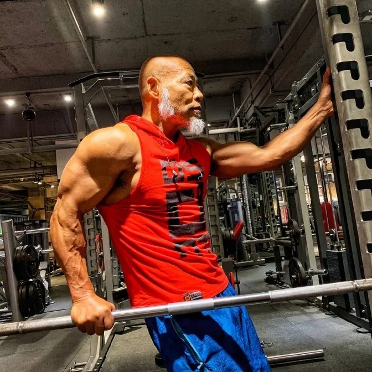 这个帅气的肌肉大叔叫徐智林,坚持健身达20多年,硬朗的身板,结实的