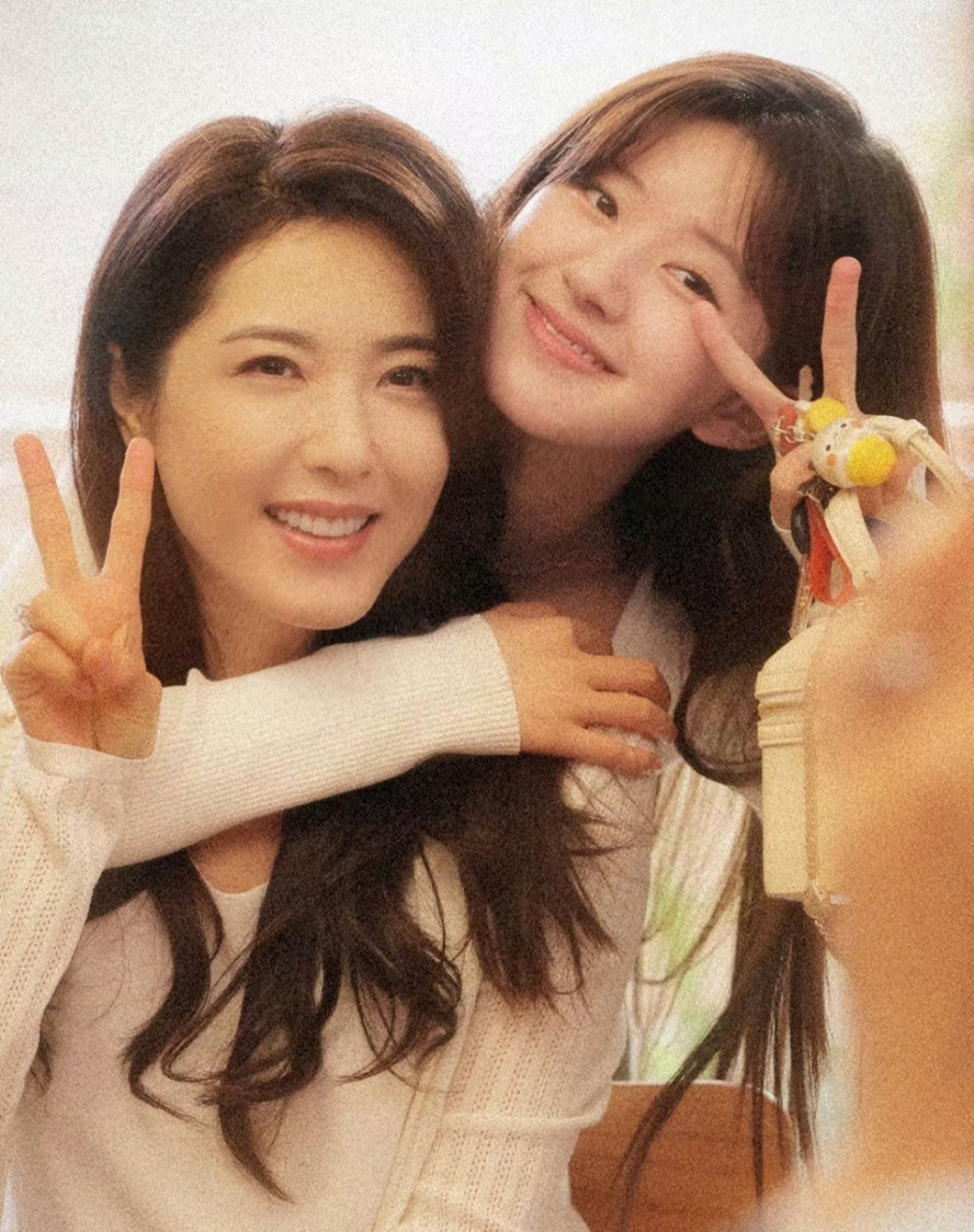 曾黎和赵露思再次演母女. 这次是现代剧《偷偷藏不住》. #偷偷藏不住