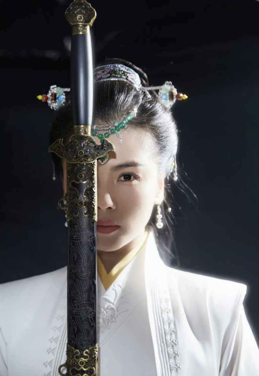 发髻盘起,妆束披袍,霓凰郡主回归,真的瞬间梦回琅琊榜～  刘涛在