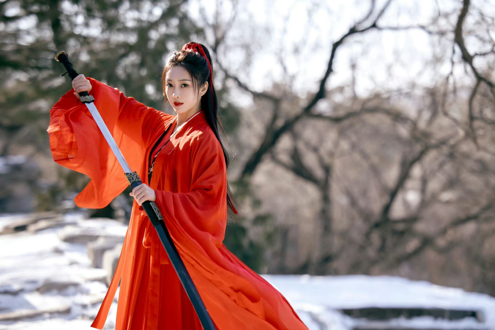 "滤镜美白"都比不上!宣璐红衣古装又飒又美,粉丝看了也喊绝