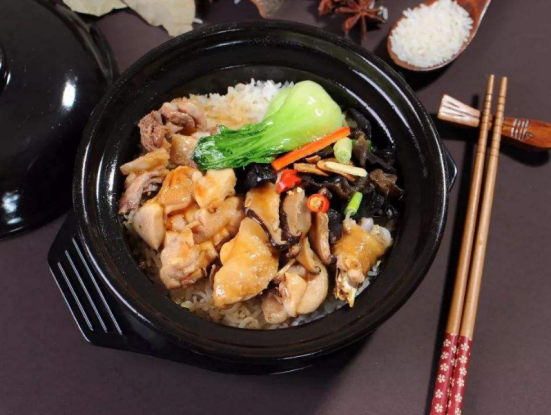 香菇滑鸡煲仔饭美味又健康,做法不复杂,懒人也能轻松完成!