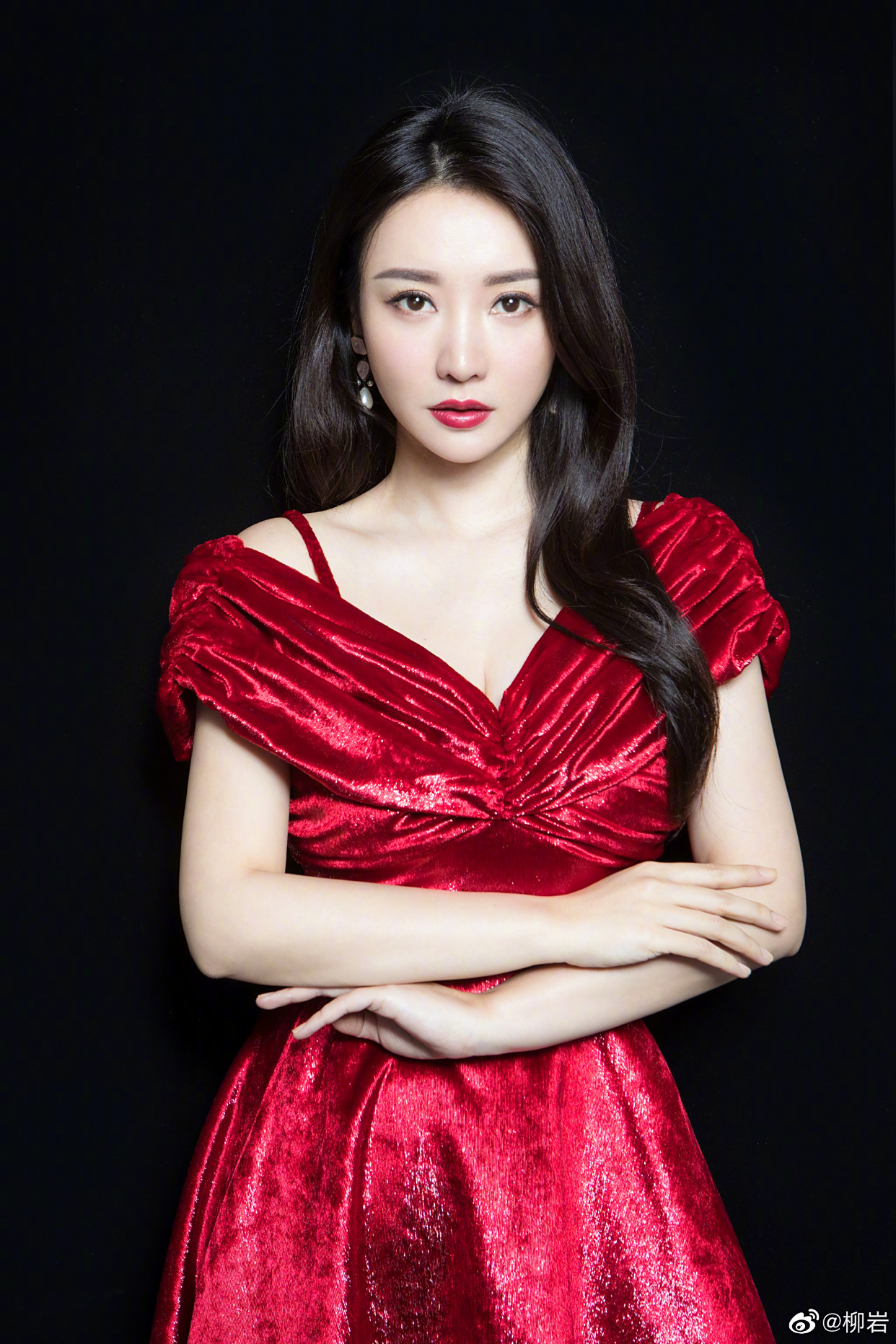 柳岩红衣写真,热情如火,美艳动人