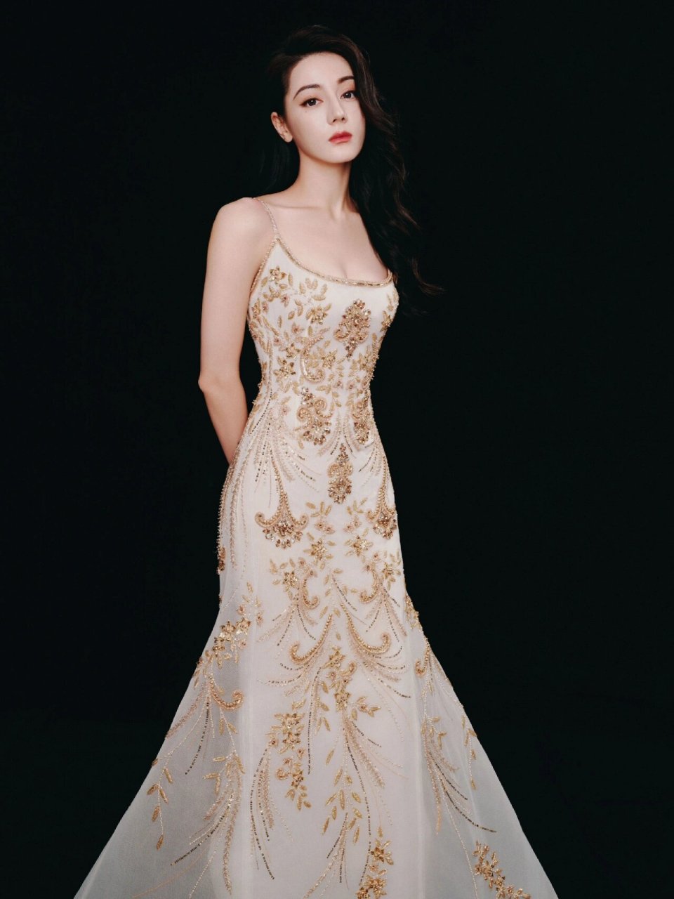 迪丽热巴新造型也太美了吧,穿金色花卉亮片礼服裙优雅又性感,美出天际