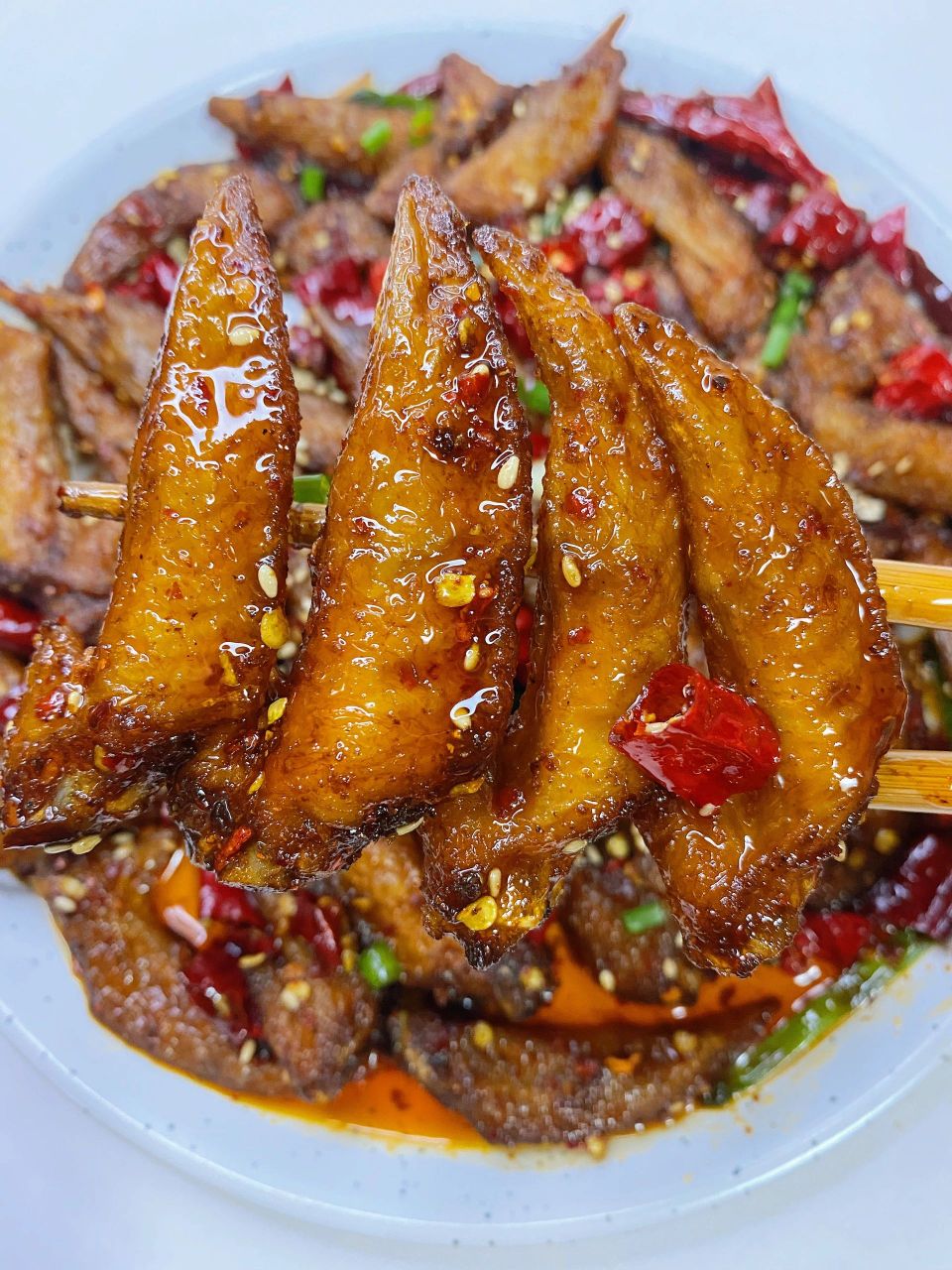 干锅鸡翅尖 好吃到舔手指 根本停不下来 95食材: 鸡翅尖,葱姜蒜