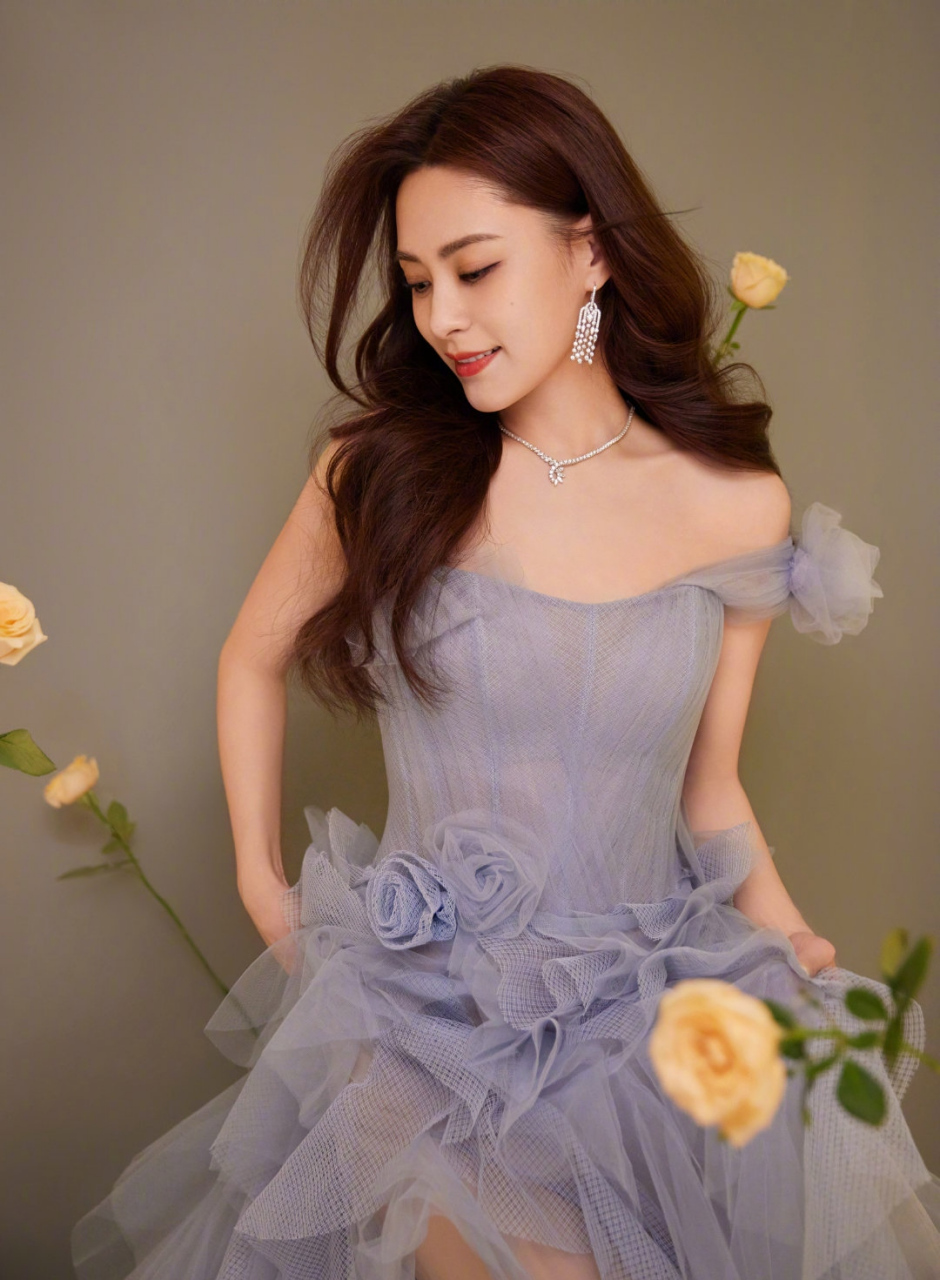 钟欣潼# 一袭紫色抹胸溜肩裙,清纯甜美的长相,五官