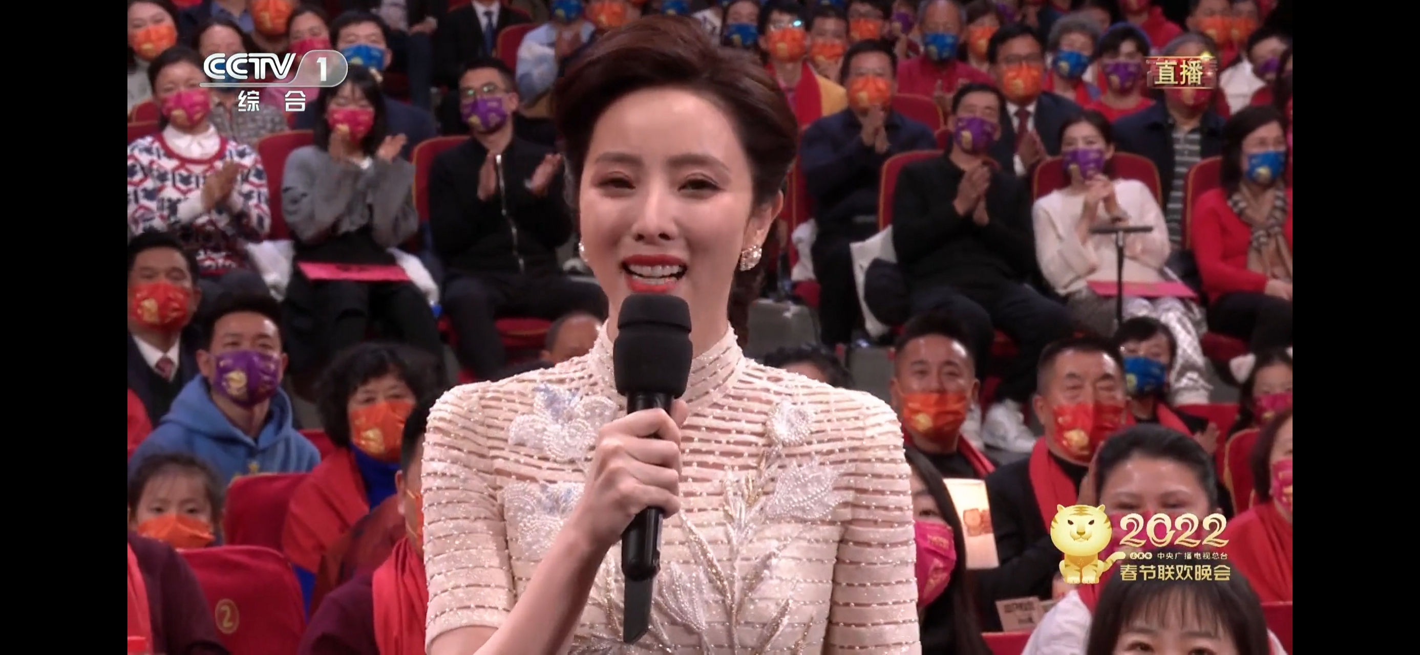 两位央视春晚女主持人,凡凡面部五官更灵动柔和,思思的烤瓷牙有点出戏