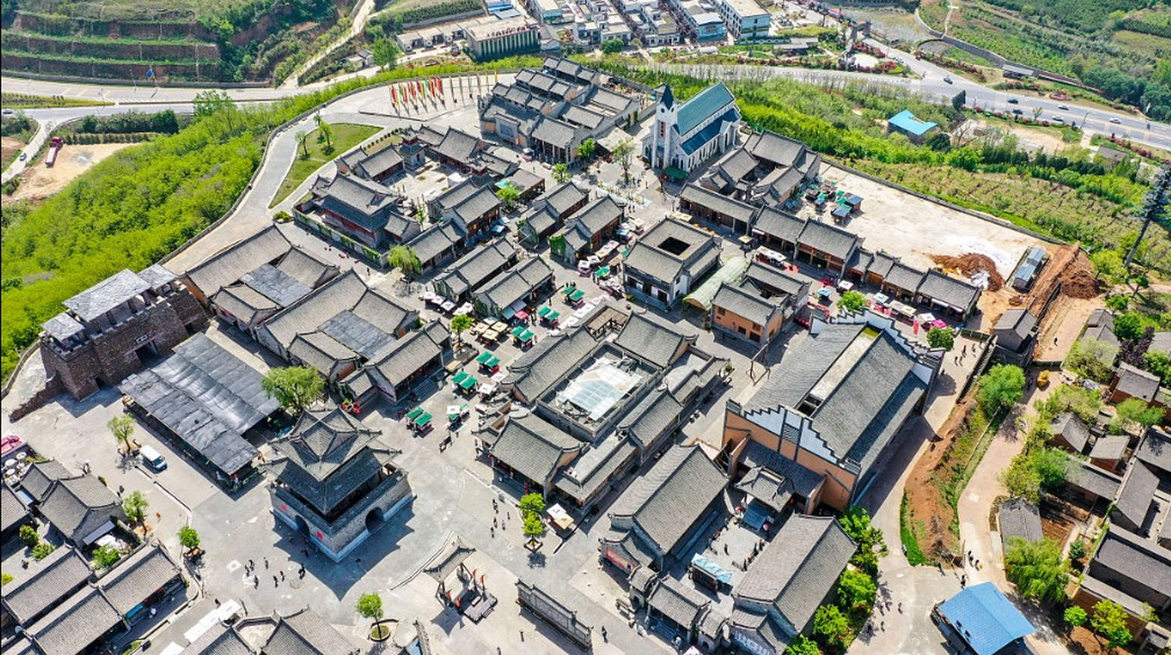 西安白鹿原影视城,位于西安市蓝田县,是一座集影视拍摄,文化旅游,休闲