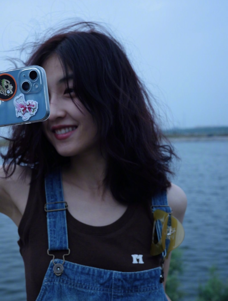 张子枫晒海边随拍,熟悉的暗色系文艺范儿,妹妹头发长了很多,染的发色