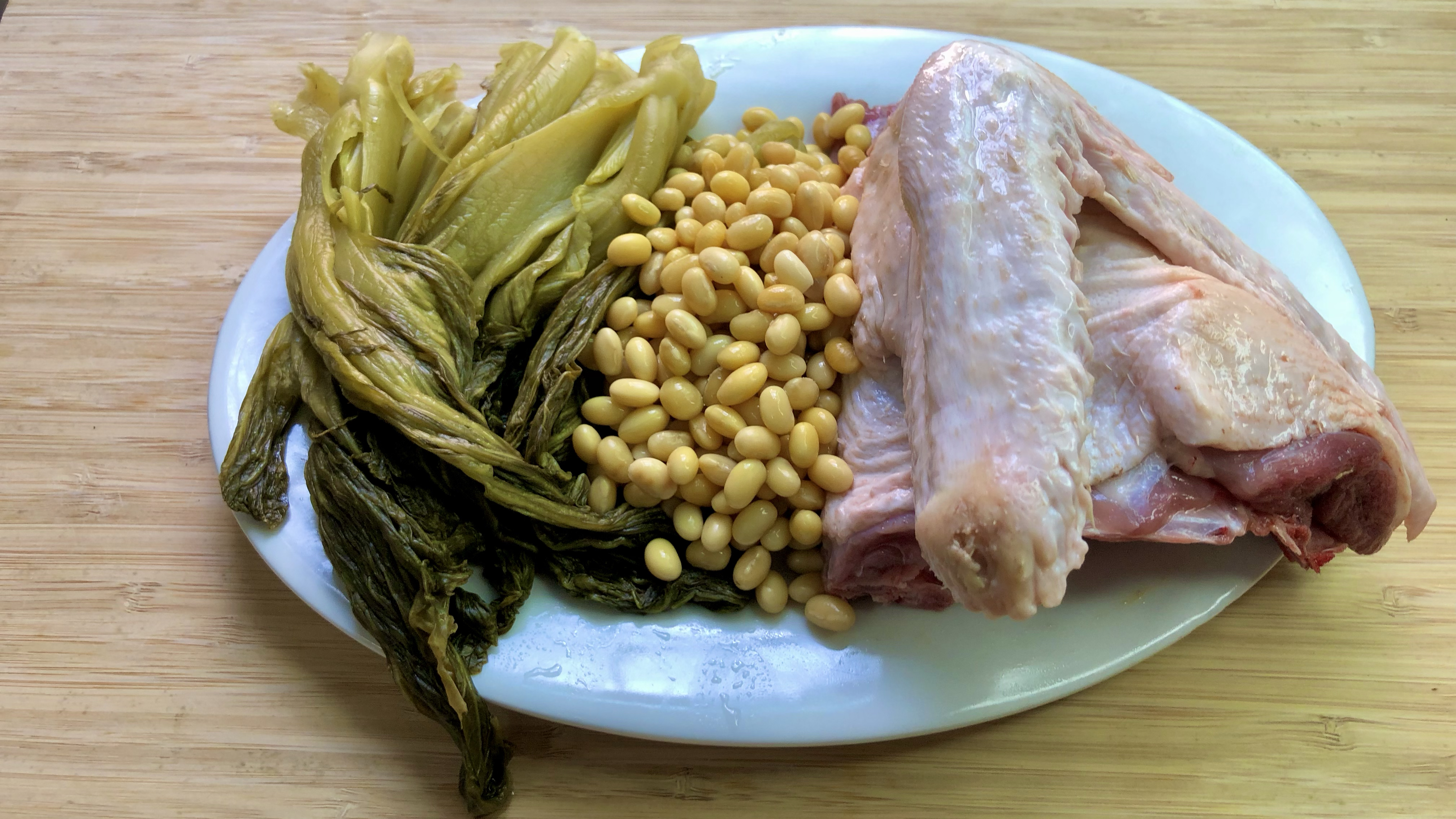鸭肉加一把黄豆和酸菜一起煮,潮汕人传统做法,好吃不腥