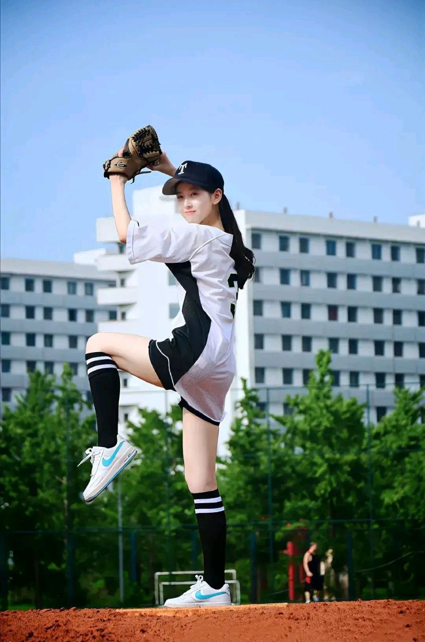 章泽天属于那种小巧玲珑,清纯可爱,甜美秀气的女生,在校园的这一组