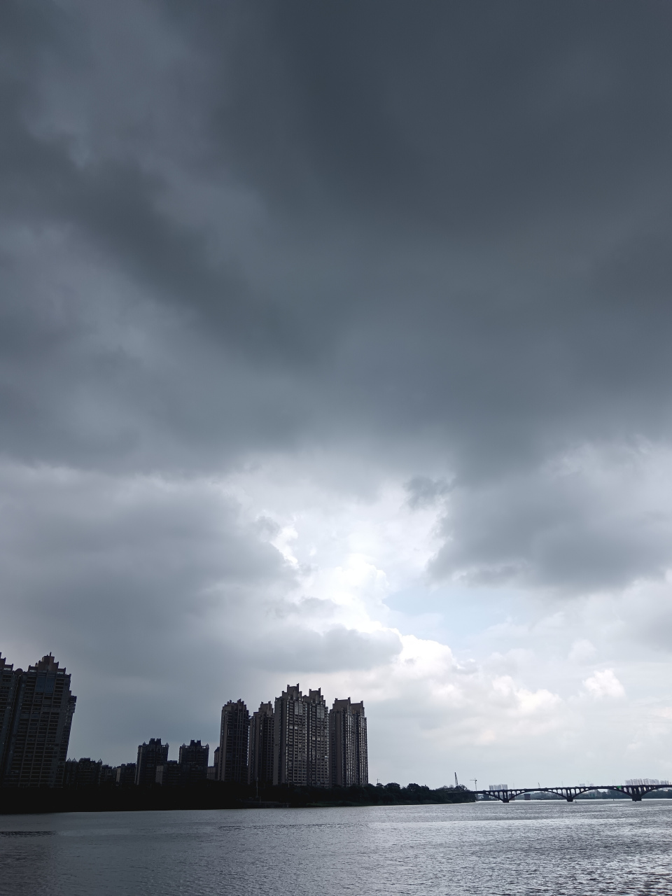 暴风雨来临前的景象图片