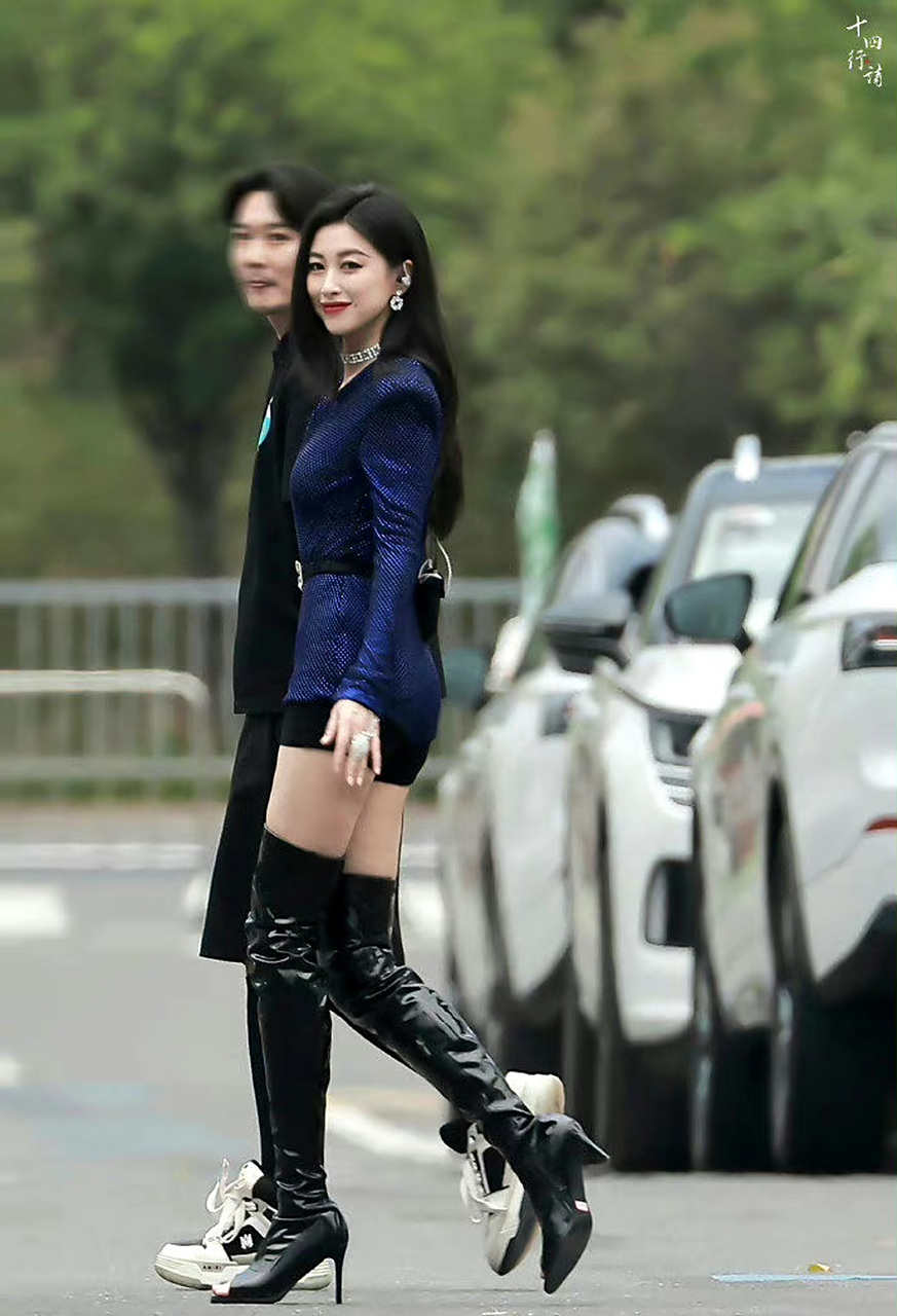 朱珠长筒皮靴大秀美腿