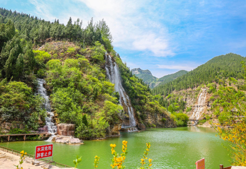 山东青州泰和山风景区的黄花溪,被誉为"小九寨",拥有壮丽的自然风光和