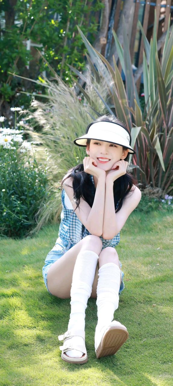 张予曦蓝色格子上衣搭配短裤,穿搭显得清新甜美,美腿修长#明星生图