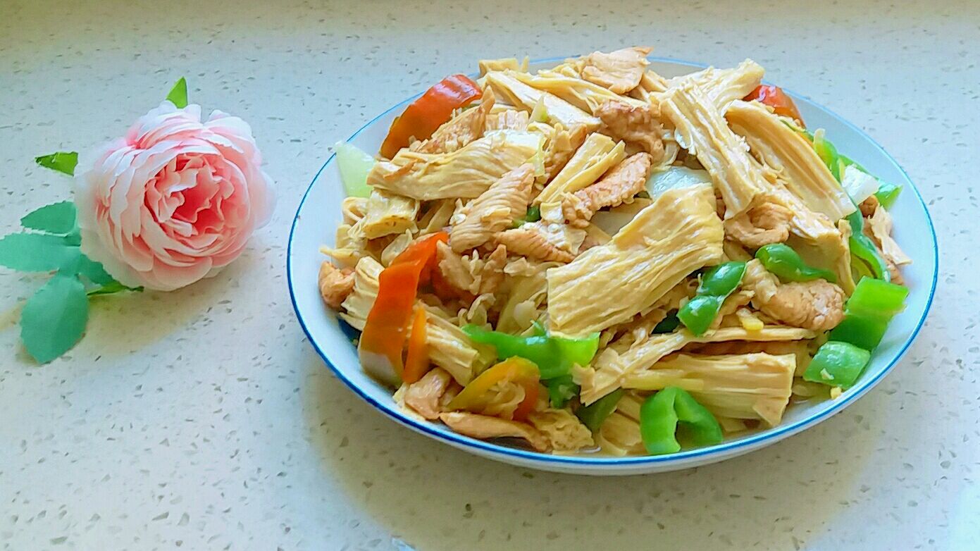 青红椒腐竹炒鸡肉