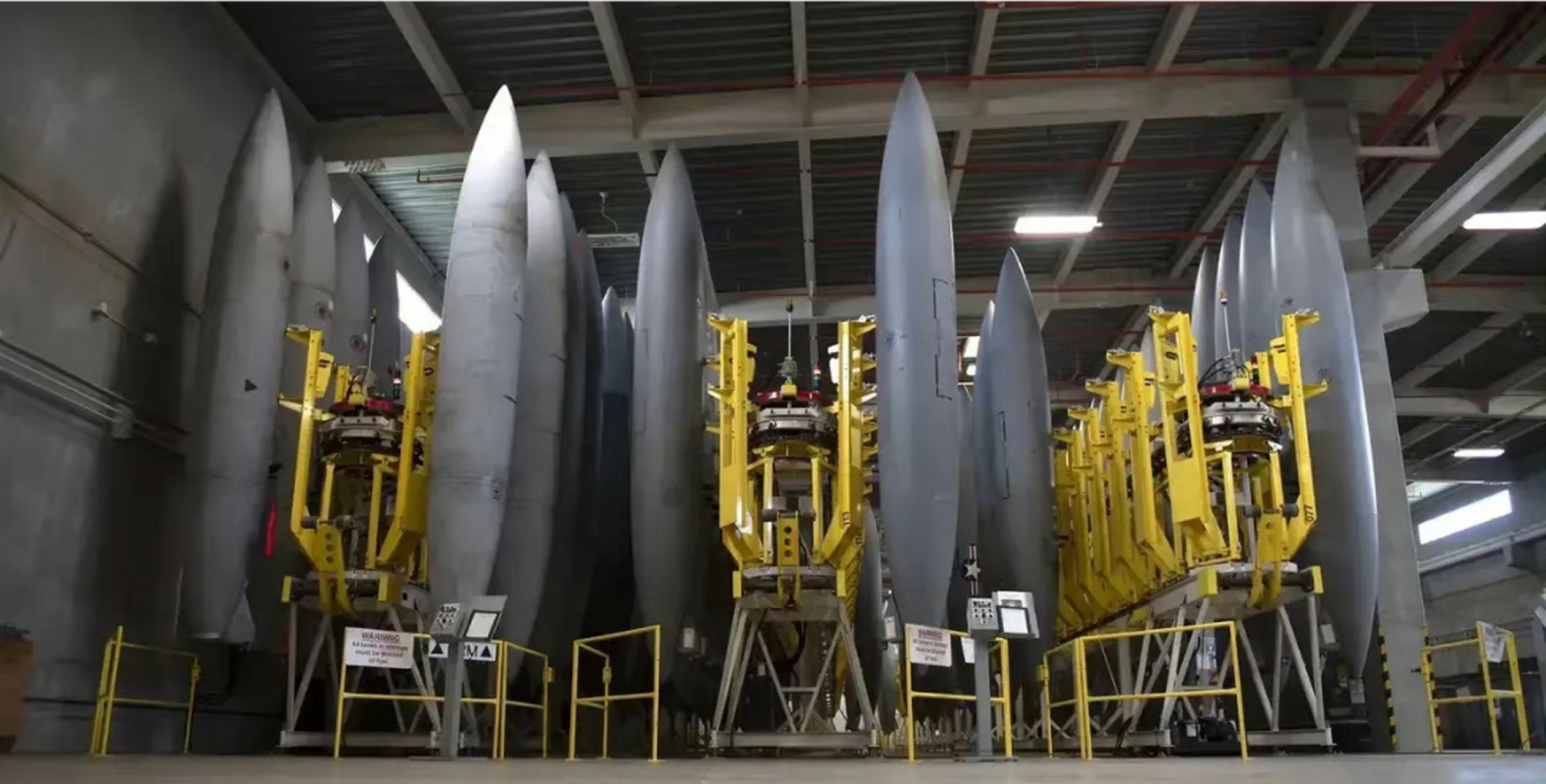 样子像导弹,其实是飞机的副油箱.