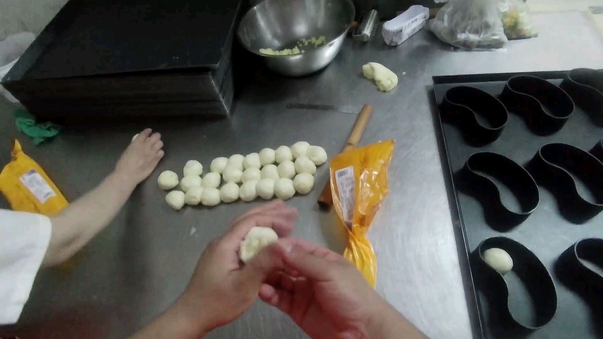 面包店师傅分享一款椰蓉面包制作过程详细介绍做法简单方便易懂