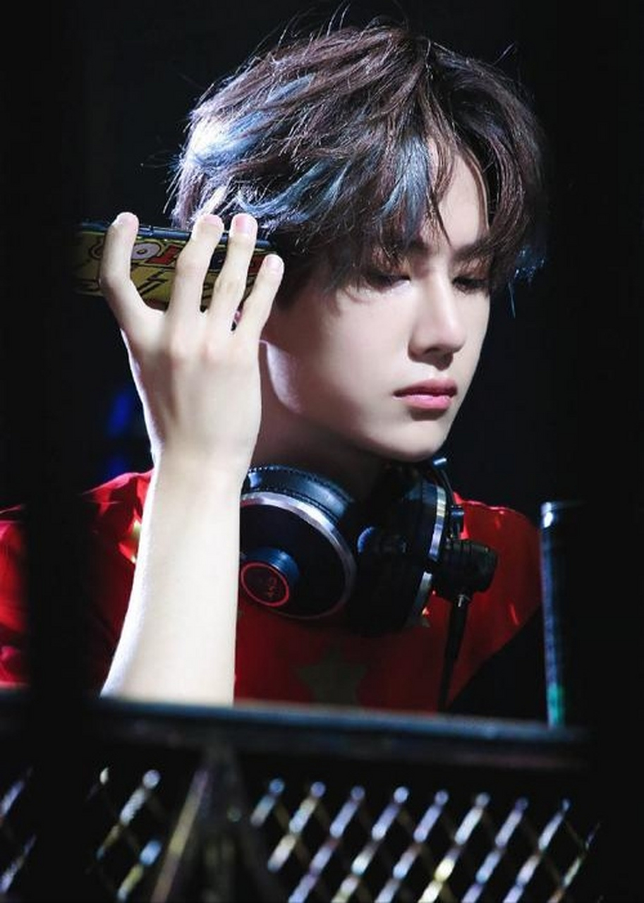 王一博# 一博这肉眼可见的电竞男主脸,希望拍个电竞电影,颜值太亮眼