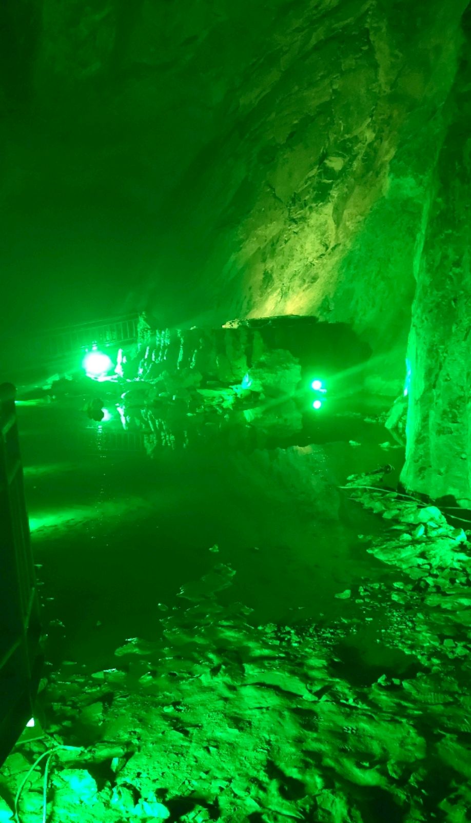 石家庄 石洞酒海 石洞里储藏着很多酒 还有巨大的恐龙化石