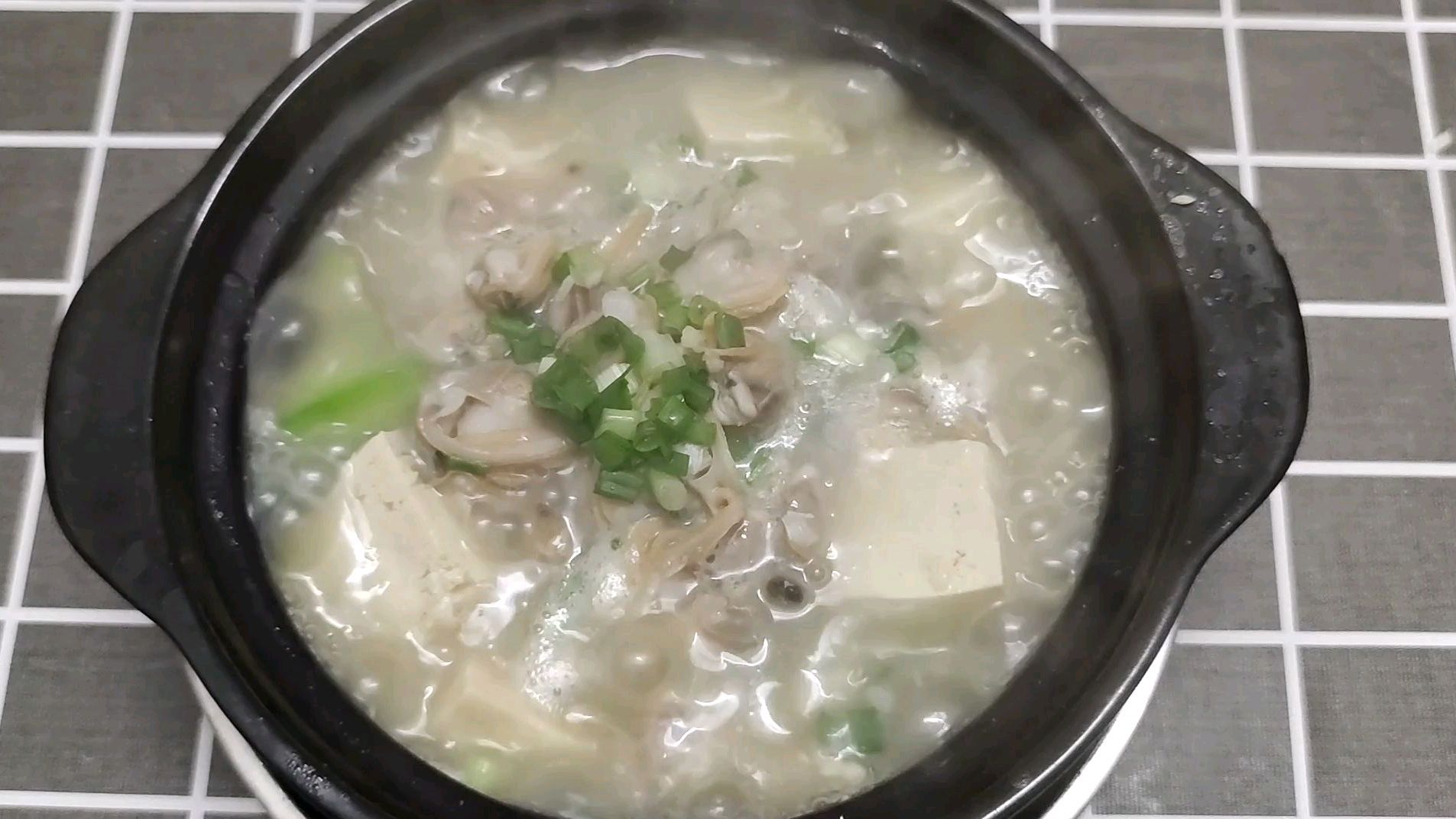 夏季清淡美食,丝瓜炖豆腐,味道鲜美,上桌连汤汁都不剩