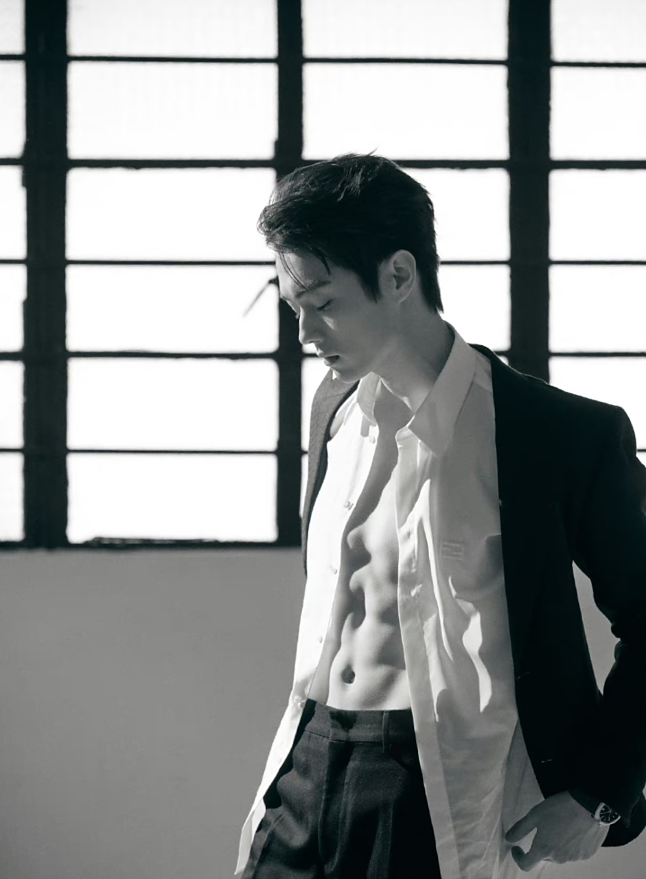 许凯你的腹肌好健壮,好有魅力,微博之夜走红毯腹肌也晾着吗?