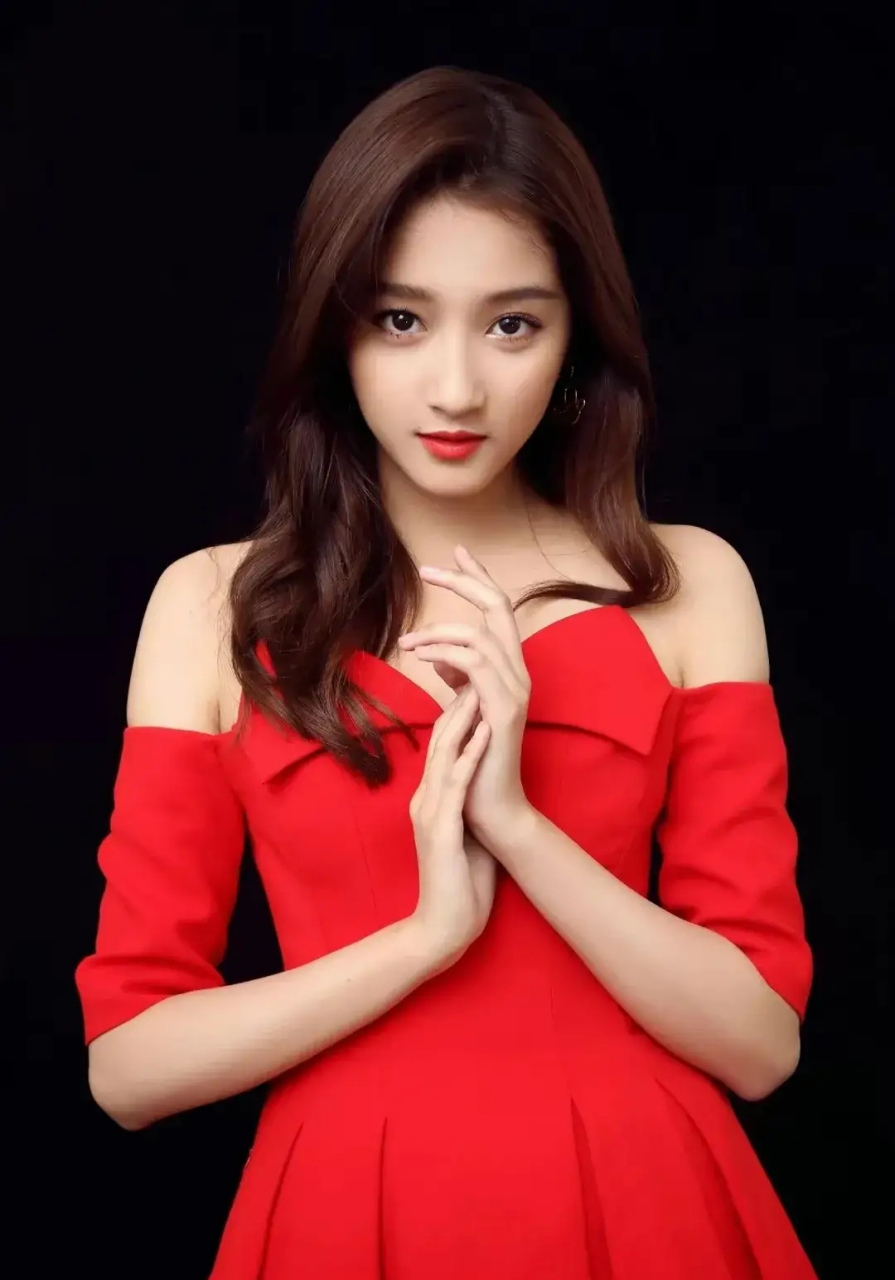 关晓彤时尚红裙造型很惊艳 大波浪长卷发搭配红唇妆 一袭时尚设计的