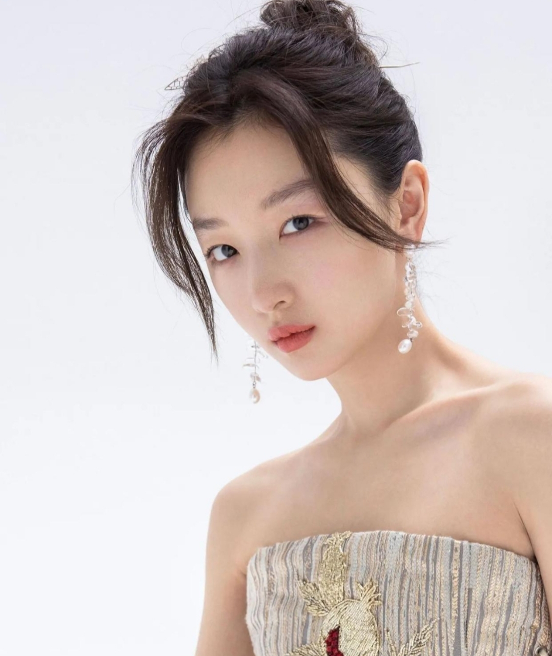 31岁的周冬雨依然像个长不大的小姑娘,穿刺绣抹胸搭配白色短裤,清纯