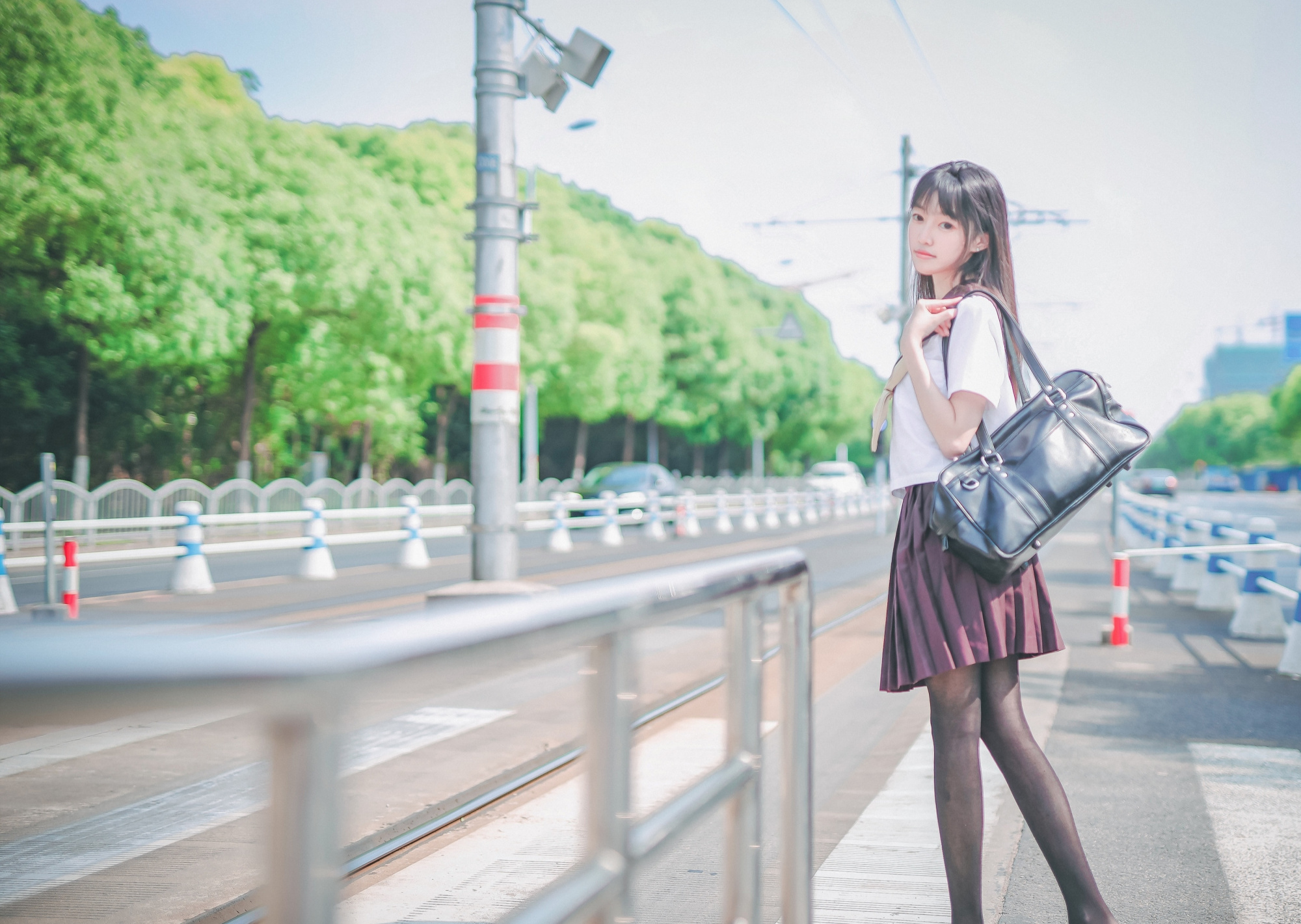 马路边上等电车的"黑丝"jk少女,阳光微暖,一道美丽的风景线