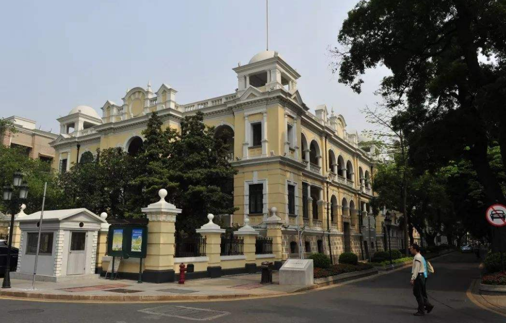 广州最美星巴克,一栋蒂芙尼蓝高级小洋楼,还位于沙面公园院子里