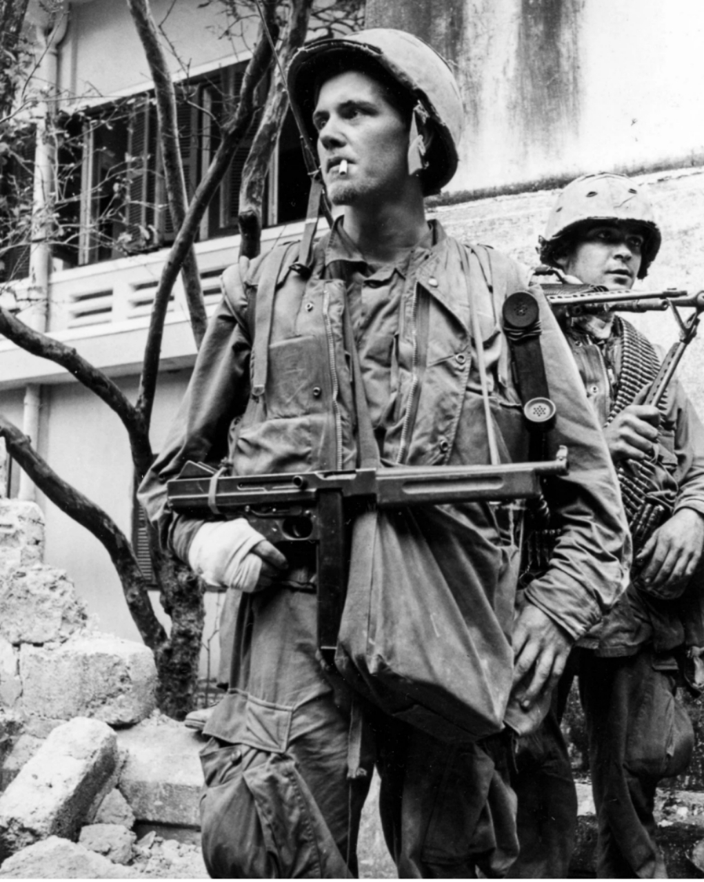 越南战争期间,顺化战役中,一张令人印象深刻的美军士兵照片流传至今.