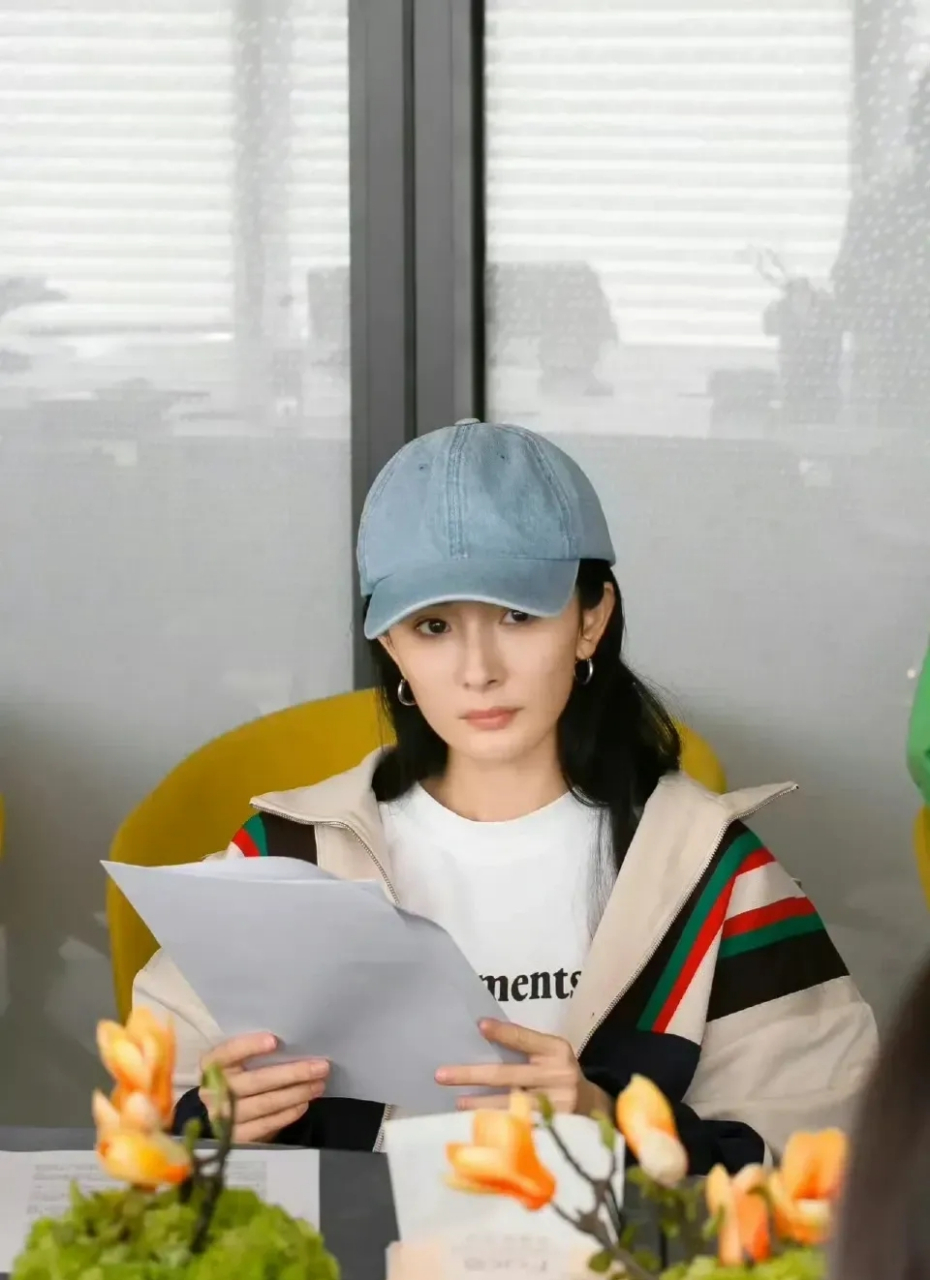 杨幂素颜读剧本照在网络上曝光,没有了妆容的加持,杨幂也不灵了,眼睛