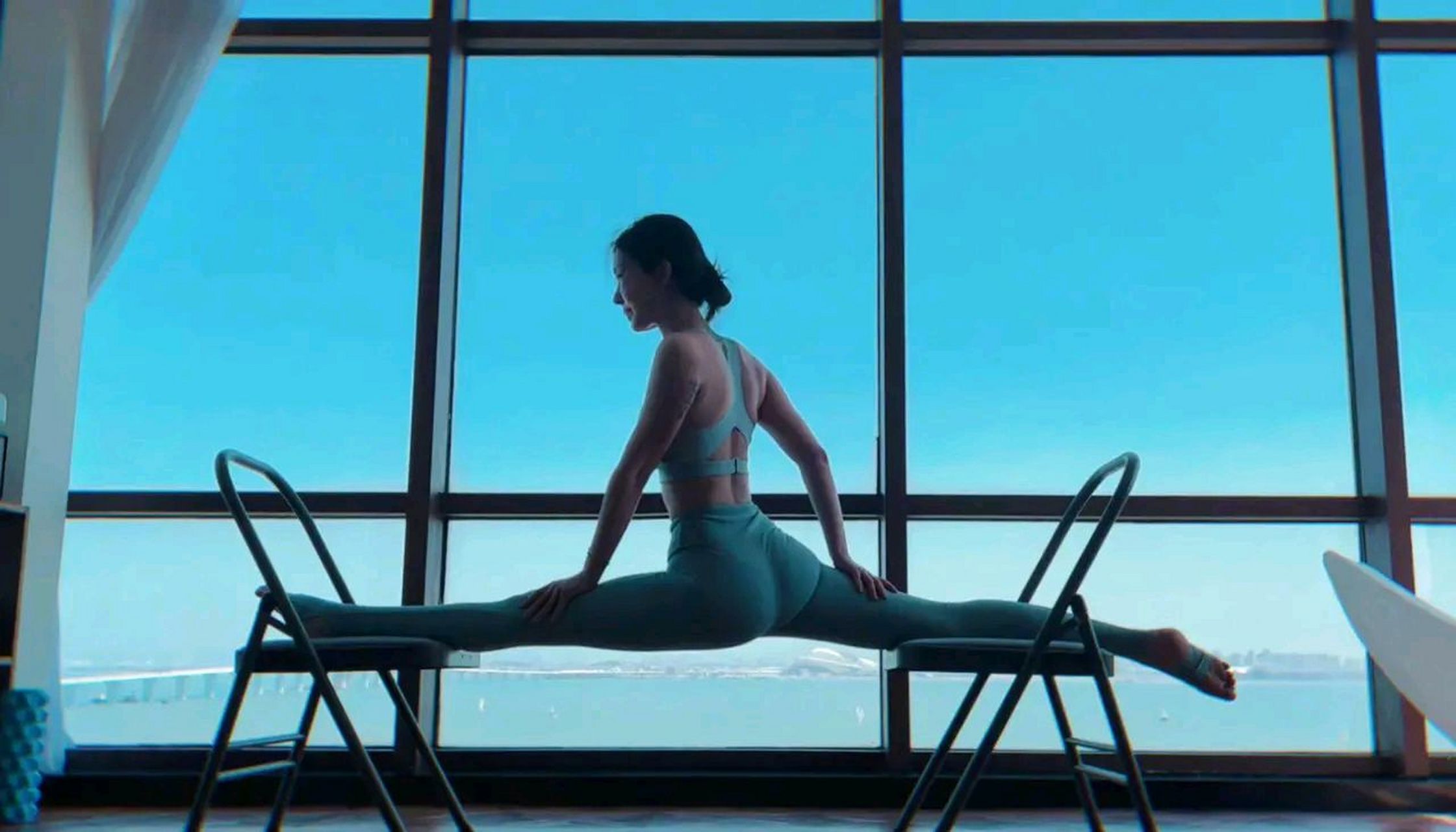 田朴珺在椅子上悬空"一字马" 9月25日,田朴珺在个人社交账号上分享一