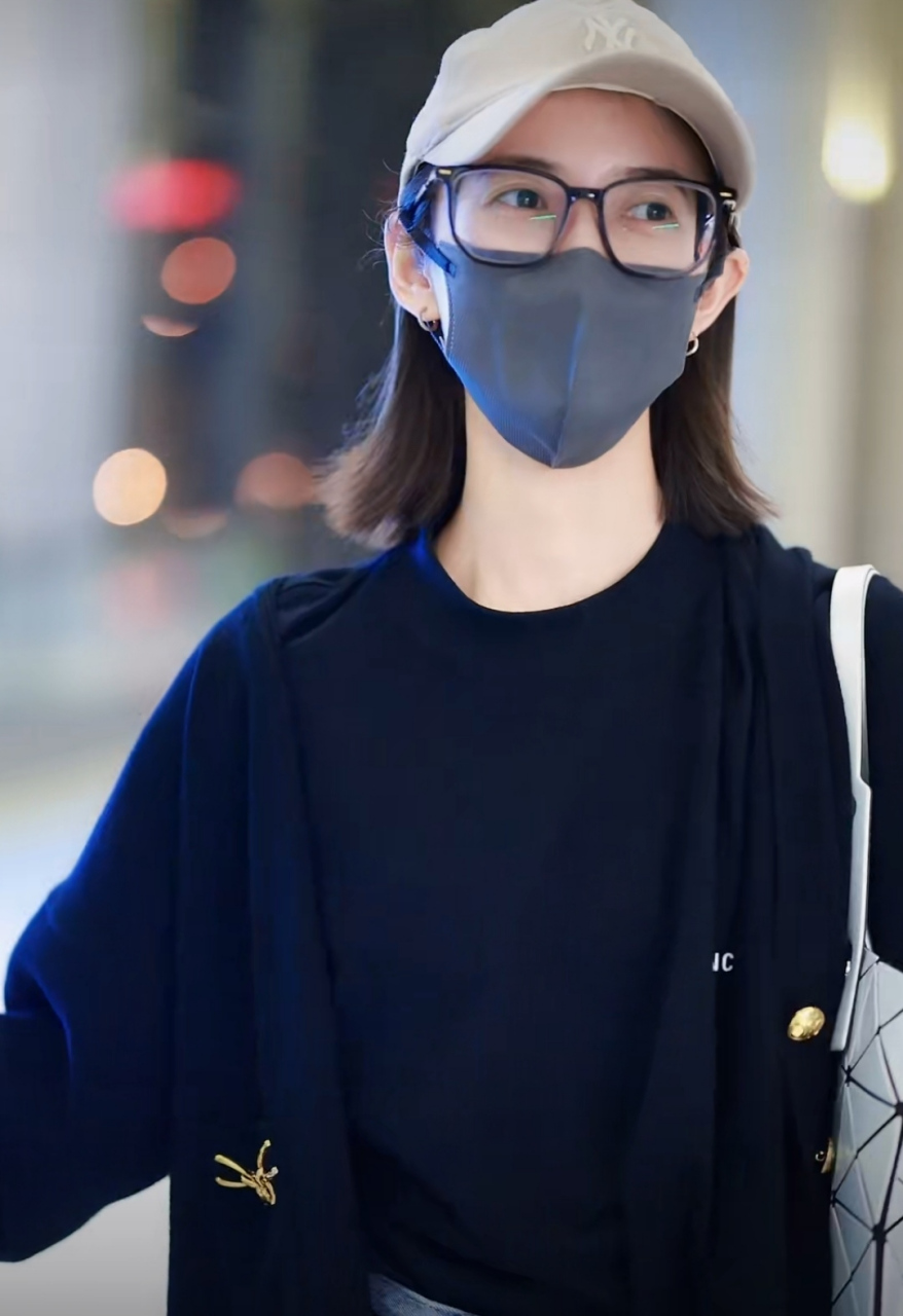 陈钰琪独自出门被粉丝偶遇,脖子修长显得气质特别好,素颜戴着黑框眼镜