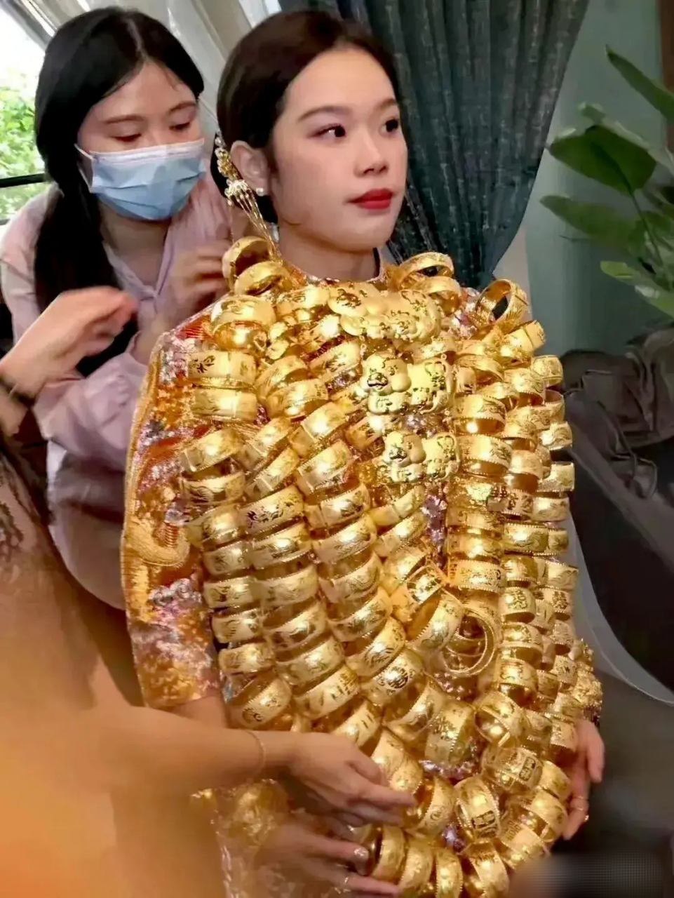 有朋友说,这是广东顺德那边的新娘,在结婚当天,身上戴满了各种金首饰.