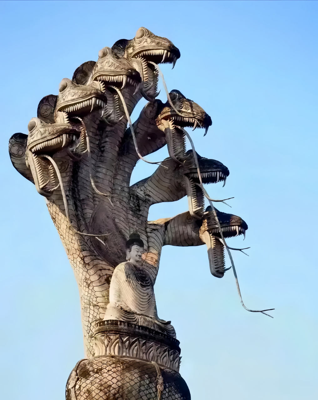 泰国七头蛇佛是泰国佛教中的一个重要信仰对象,也被称为"纳加佛"或"