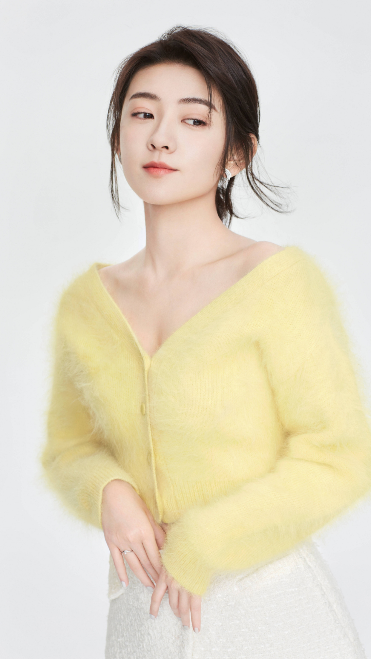 演员梁洁,主演《双世宠妃》系列,来看生活美照吧