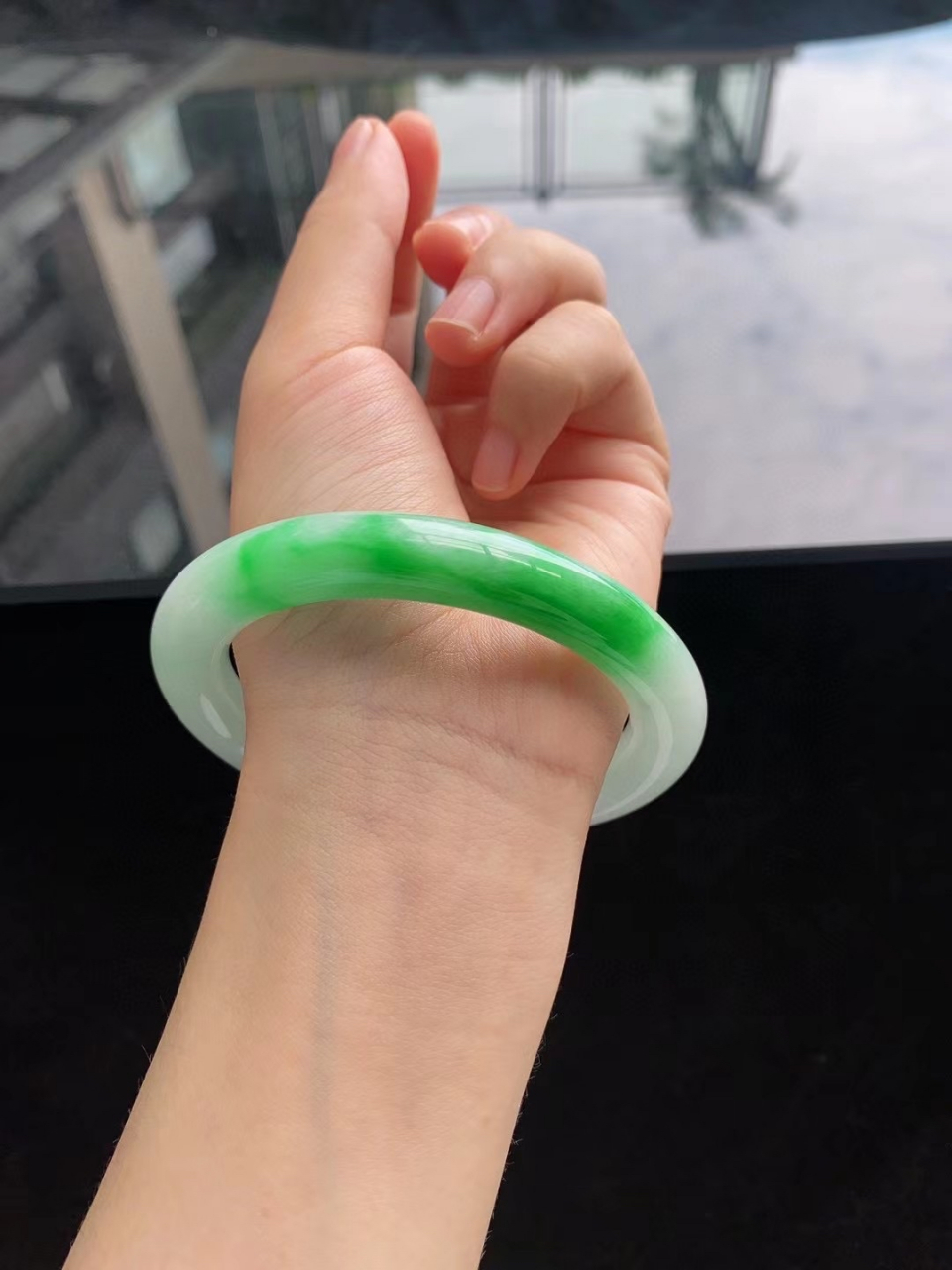 细糯化奶白底飘鲜正阳绿圆条手镯,玉质细腻匀润,一抹阳绿靓丽抢眼