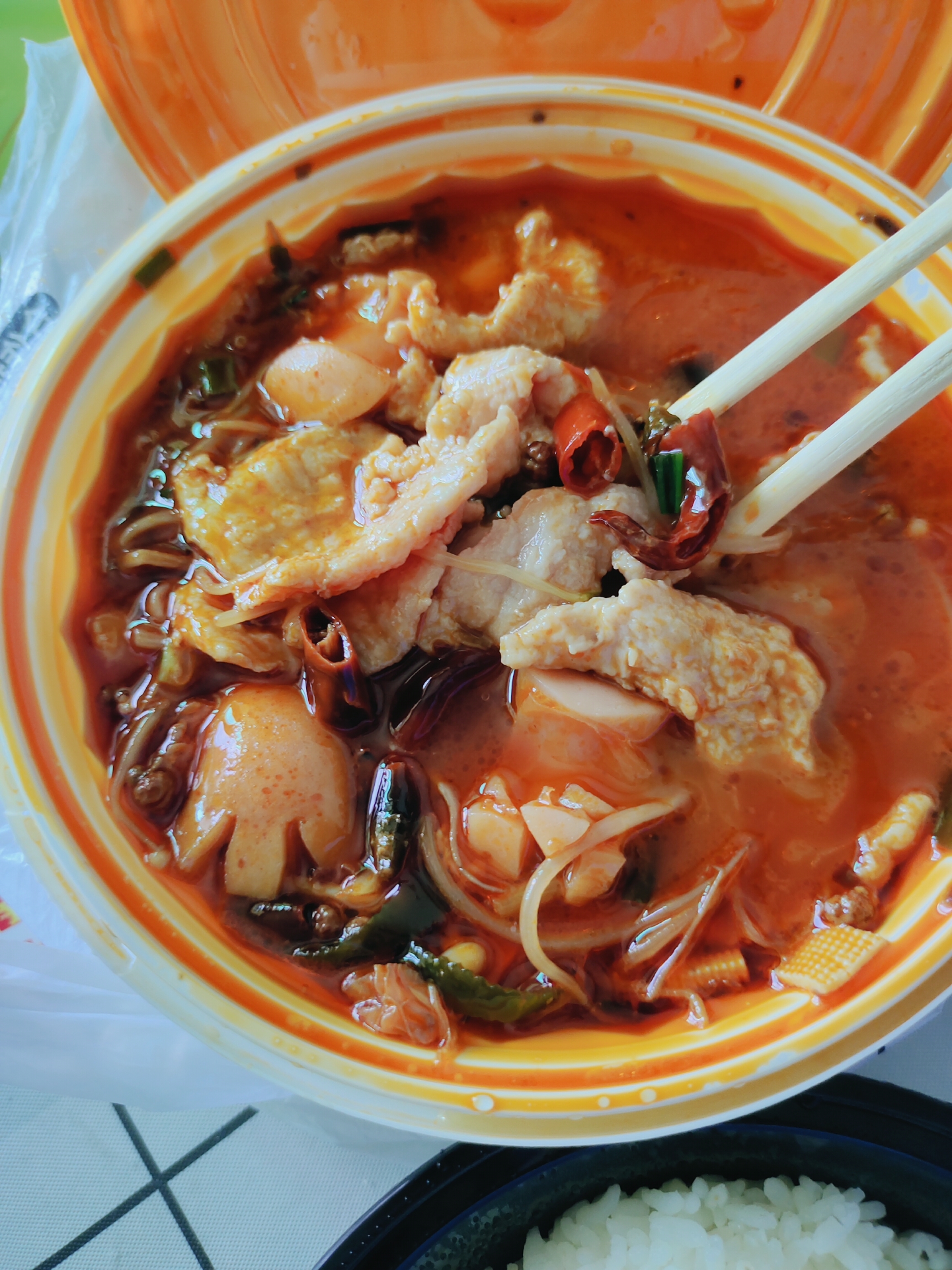 今天中午点了一份水煮肉片,这个真的很好吃,是我实习以来
