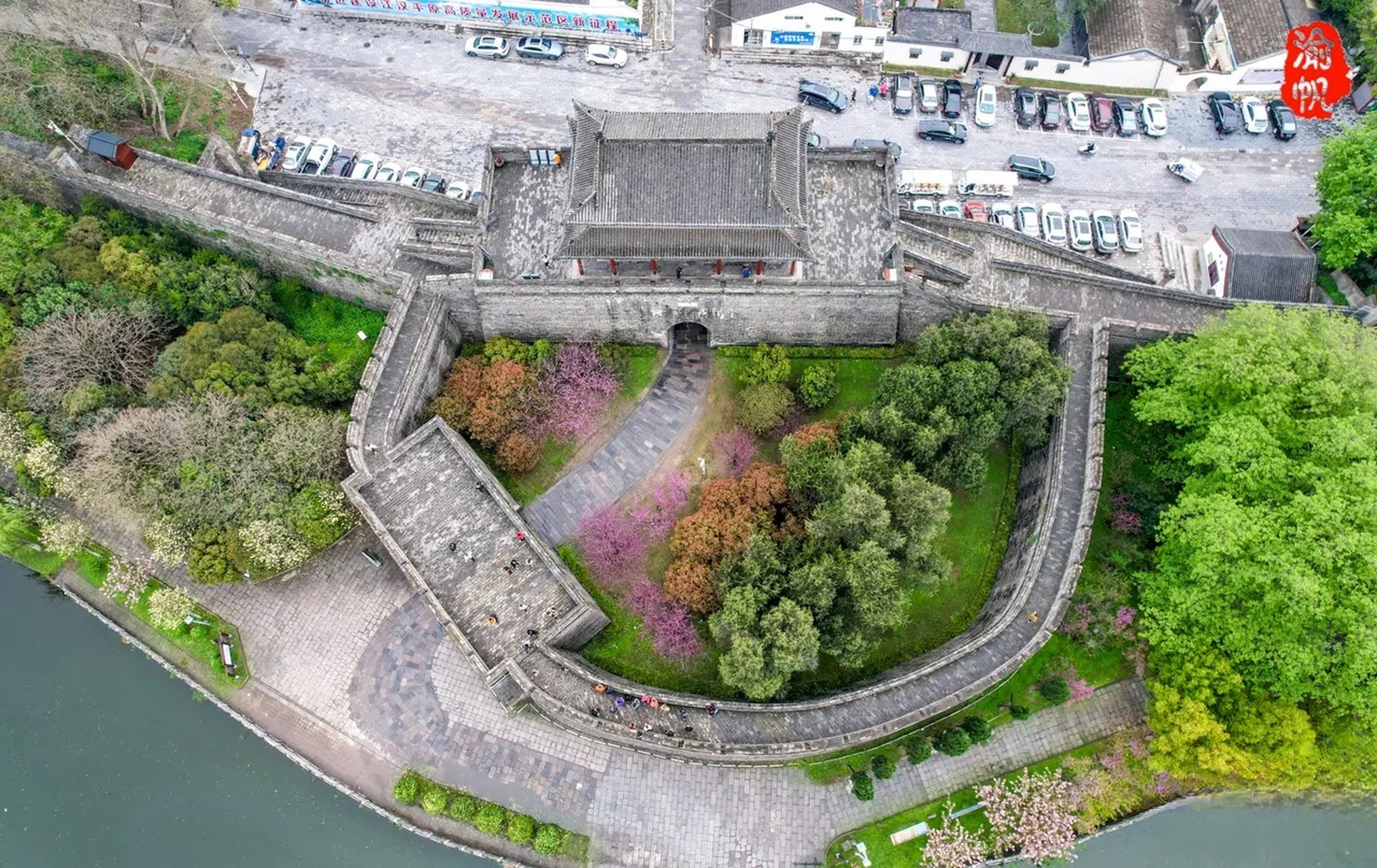 荆州城虽历史悠久,始建于汉代,可是几经战火,荆州城墙明末全部被毁