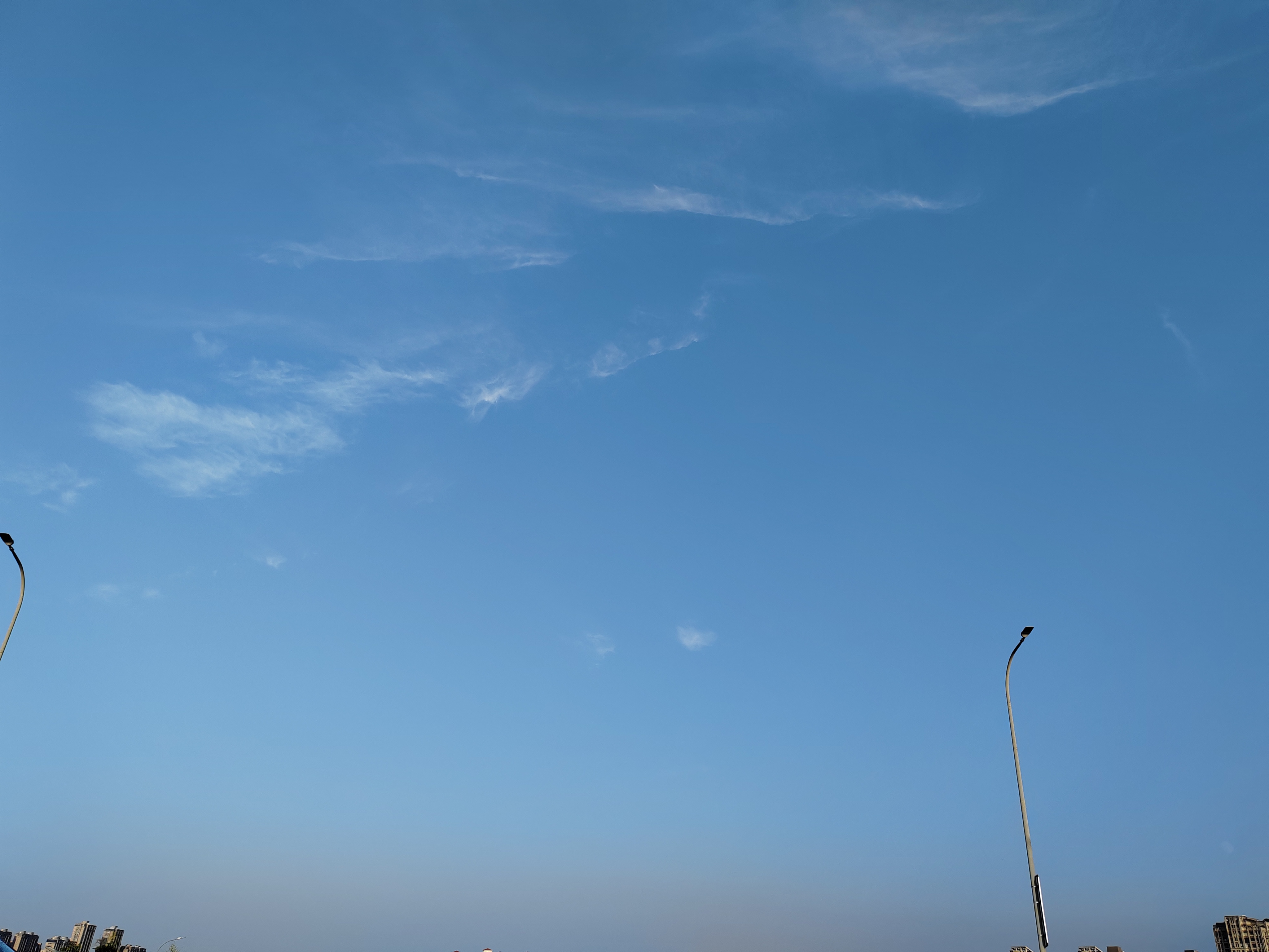 天气就像是人的心情一样,一会晴一会阴