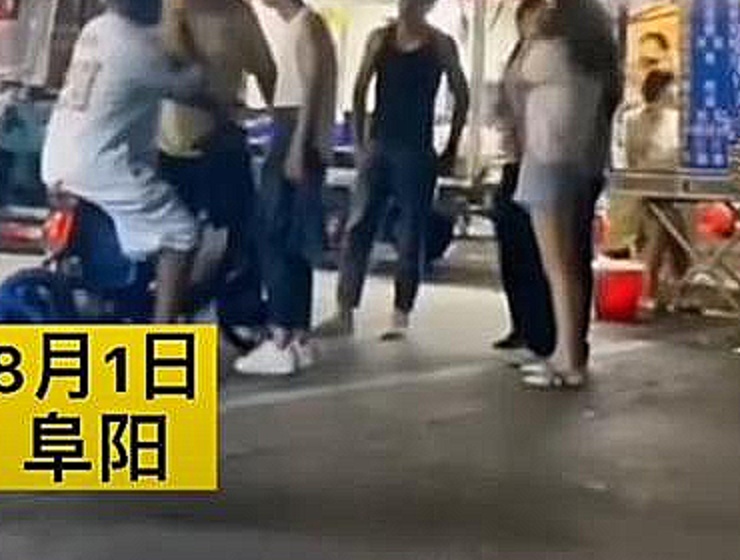 安徽阜阳:黑人男子在夜晚的阜阳夜市,当众调戏一名年轻女孩