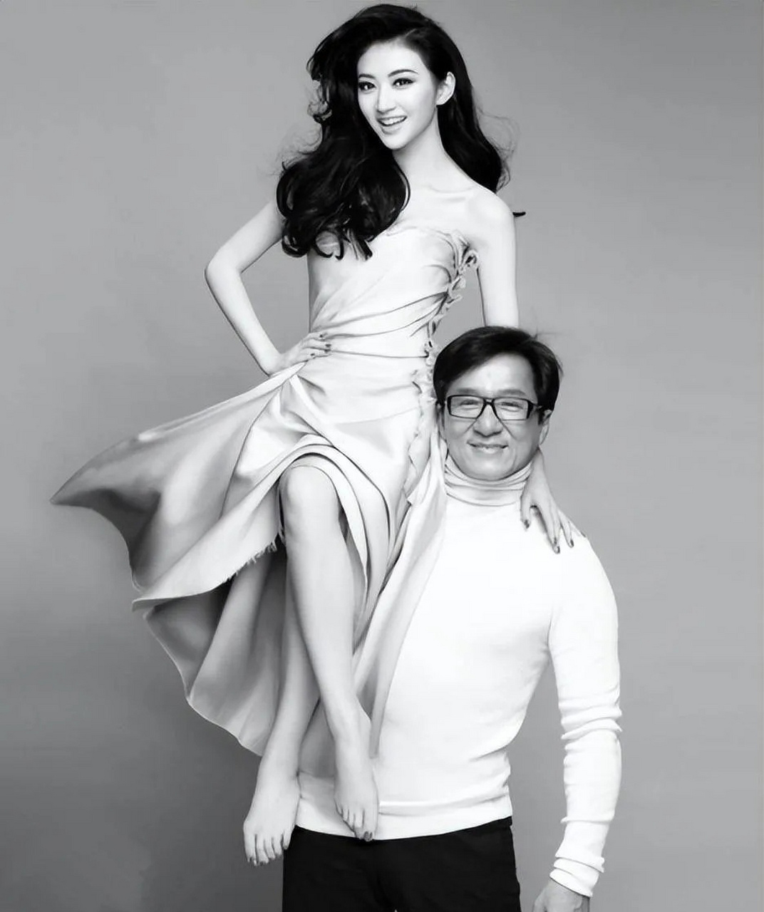 景甜和成龙最想删掉的同框照,通过景甜和成龙的合照不难看出,作为公众