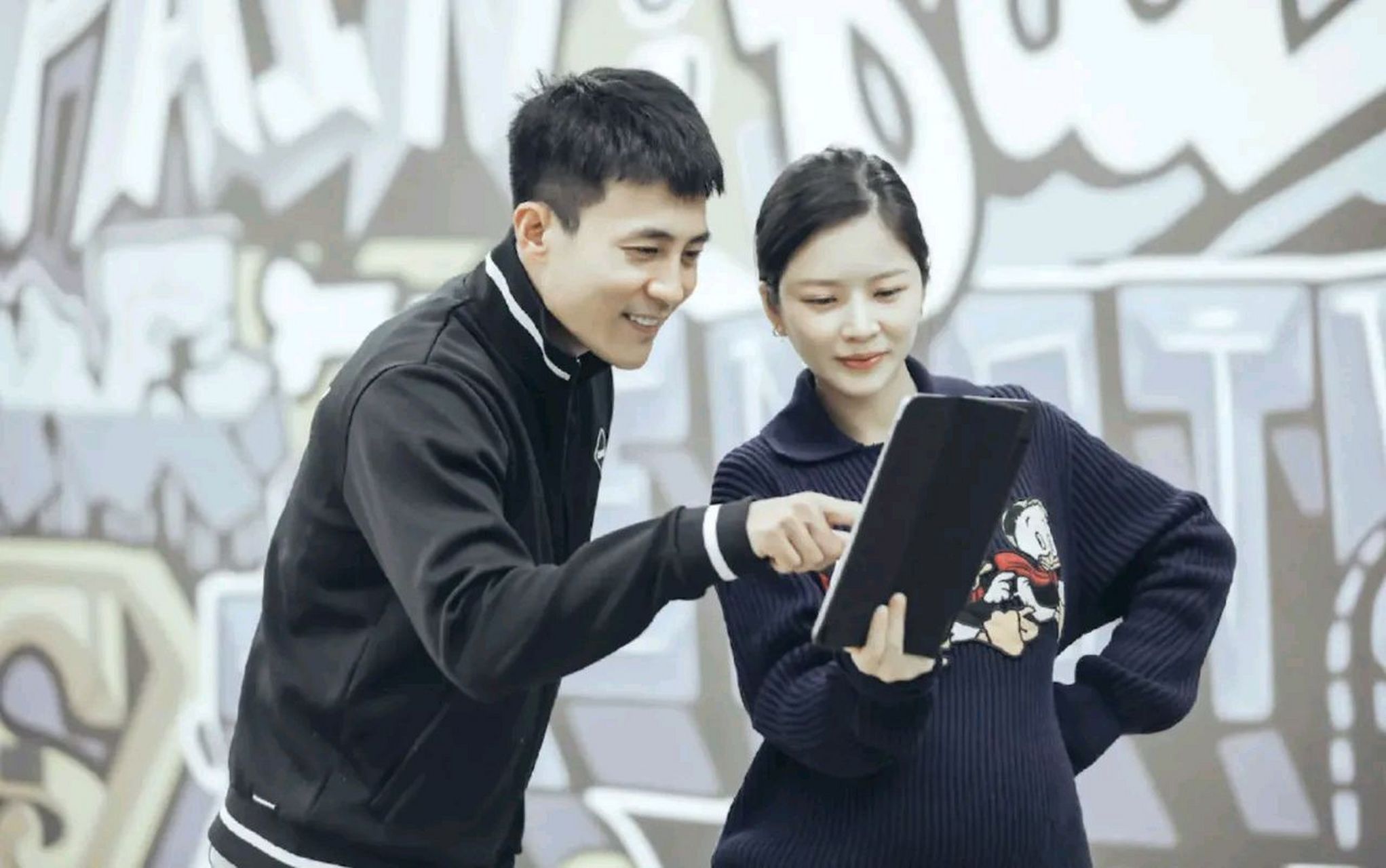 杜淳妻子王灿有次去箱子里找东西,发现老公的密码是前任的生日  她问