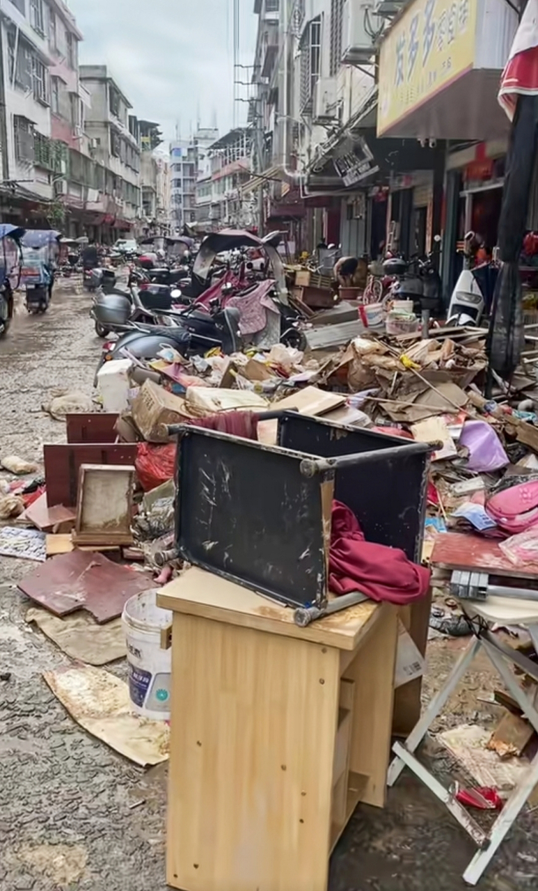泉州洪濑镇.台风横扫过后,整条街一片狼藉!